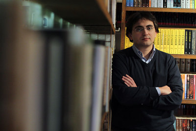 El escritor Gonzalo Torné, en una sala de la editorial Mondadori.