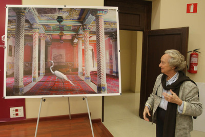 Pilar Citoler, junto a la obra ganadora,   Flight to freedom,   de Karen Knorr.