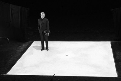 Samuel Beckett en el plató de  Quad I+II,  en Stuttgart (Alemania), en 1981.