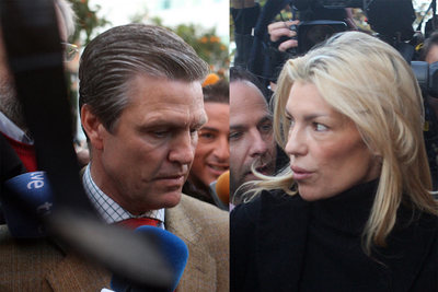 Juan Antonio Ruiz,  Espartaco,  y Patricia Rato, ayer en los juzgados de Sevilla.