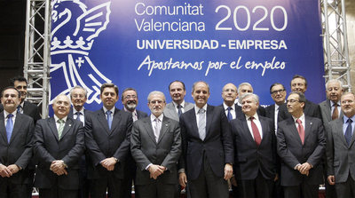Francisco Camps, con varios integrantes del Consell y los rectores y los empresarios, anoche, en el Palau de la Generalitat.
