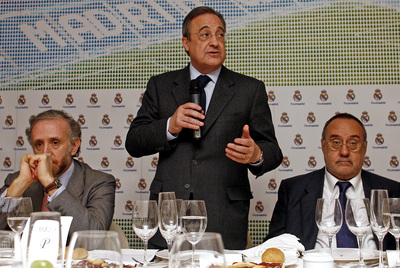 Florentino Pérez, ayer entre los directores de  Marca  y  As,  Eduardo Inda y Alfredo Relaño respectivamente.