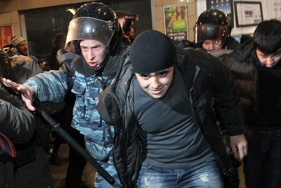 Policías antidisturbios detienen a un hombre en la estación Kiévskaya en Moscú.