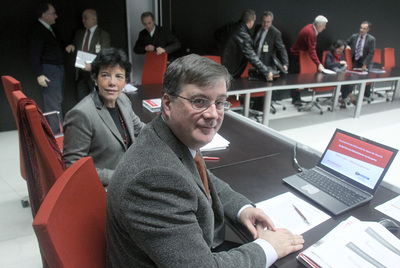 La consejera de Educación, Isabel Celaá, y el director de Ikerbasque, Fernando Cossío, ayer en Bilbao.