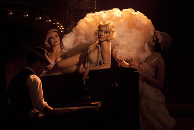 Christina Aguilera (centro), en  Burlesque. 