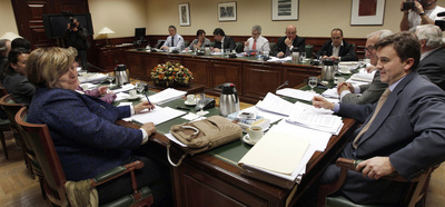 Portavoces de los grupos parlamentarios en el Pacto de Toledo durante la reunión que mantuvieron ayer en el Congreso.