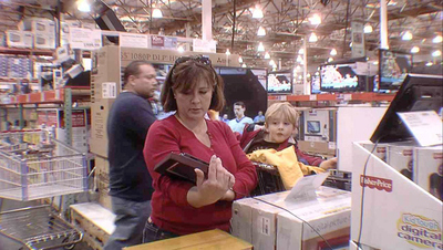  Evelyn Jones, a la busca de algún juguete que no sea chino en el documental  Xmas without China  