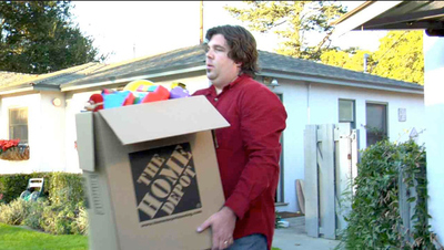  Tim Jones sacando todos los productos made in China de su casa 