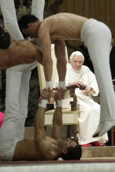 DESNUDOS ANTE EL PAPA