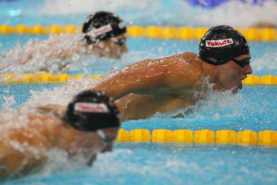 Ryan Lochte, destacado entre dos rivales.