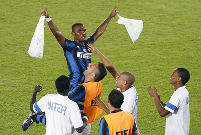 Eto'o celebra la victoria con sus compañeros.