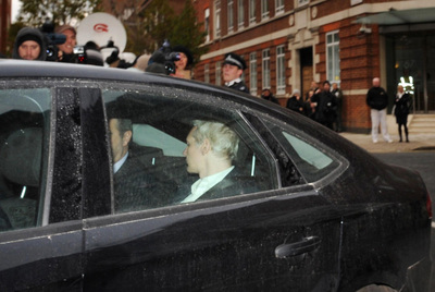 Julian Assange, camino de la Corte de Westminster, en Londres.