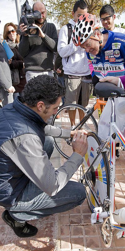 Induráin firmó autógrafos, incluso en bicicletas.