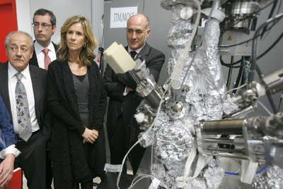 De izquierda a derecha, el director del Centro de Física de Materiales, Juan Colmenero; el diputado general guipuzcoano, Markel Olano; la ministra Cristina Garmendia y el rector de la UPV, Iñaki Goirizelaia, ayer en San Sebastián.rnRamón Pérez presenta varias de sus obras en Bilbao.