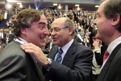 Gerardo Díaz Ferrán (en el centro) felicita a Juan Rosell tras ser elegido presidente de la patronal.
