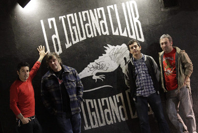 De izquierda a derecha, Billy King, Fran  Iguana,  Fernando Presa y Julián Alonso, en la puerta de La Iguana.