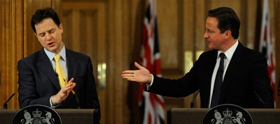 El primer ministro británico, David Cameron (derecha), cede la palabra al viceprimer ministro Nick Clegg, ayer en Londres.