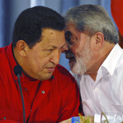 Lula da Silva conversa con Hugo Chávez durante una cumbre en Manaos en septiembre de 2008.