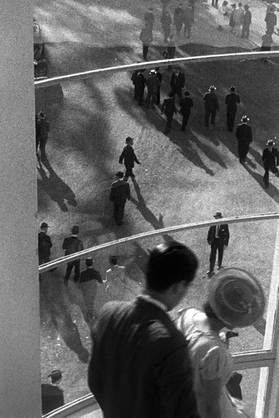   Hipódromo, La Plata   (1938), una de las fotografías de Horacio Coppola que se exponen en Granada.