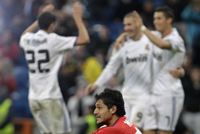 Munúa, desolado en primer término mientras Di María, Benzema y Cristiano Ronaldo celebran uno de los goles del Madrid.