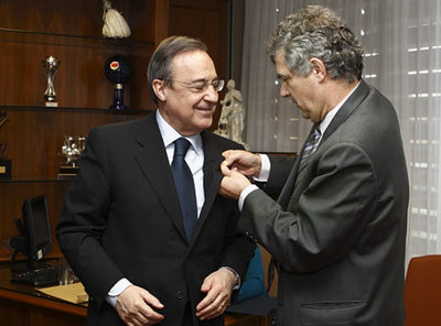 Florentino Pérez recibe la insignia de manos de Villar.