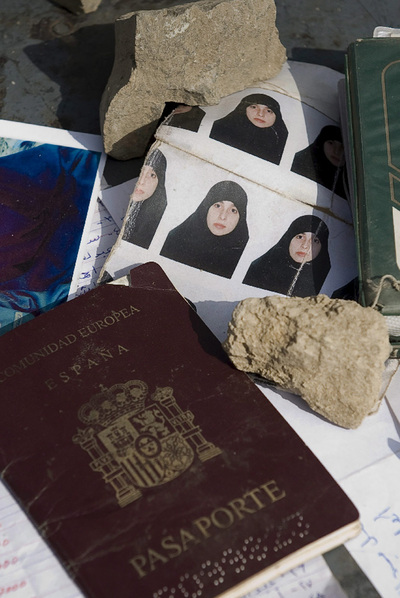 Pasaporte y fotos de Raquel Burgos. Forma parte del material incautado en Pakistán en las operaciones militares contra los talibanes.