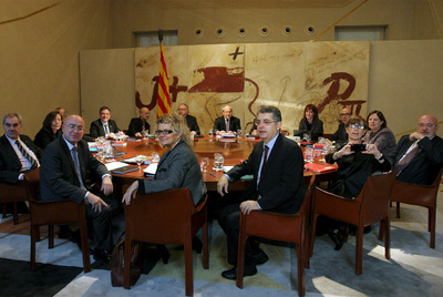 El presidente de la Generalitat en funciones, José Montilla, y sus consejeros, ayer durante la última reunión del Gobierno tripartito catalán.