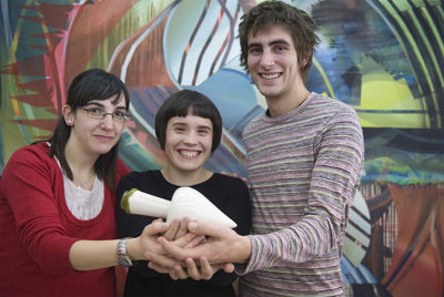 De izquierda a derecha, Egokiñe Muñoz, Oiana Guenaga y Lander Rekakoetxea, tres de los alumnos de la UPV que han participado en el diseño de la botella del aceite negral, enseñan su trabajo.