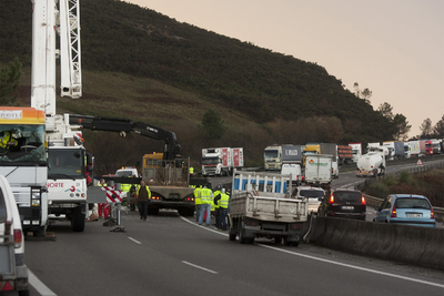 Un accidente colapsa durante horas la AP-9 en Santiago