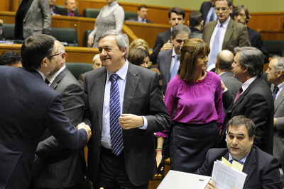 El   lehendakari,   Patxi López (izquierda), felicita a su consejero de Economía, Carlos Aguirre, tras la aprobación de los presupuestos.