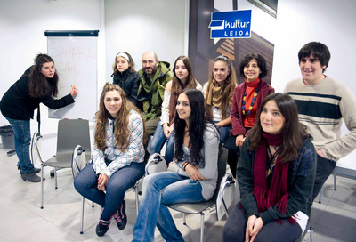 Ocho de los 12 jóvenes de Loiu que han pasado ocho días en un campo de refugiados del Sáhara Occidental, ayer con la concejal Isabel García (segunda por la derecha en la fila posterior) y uno de los monitores (atrás, segundo por la izquierda).