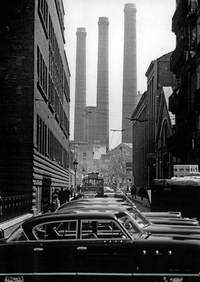  El desafío industrial. Avenida del Paral·lel,  fotografía de Eugeni Forcano de 1962