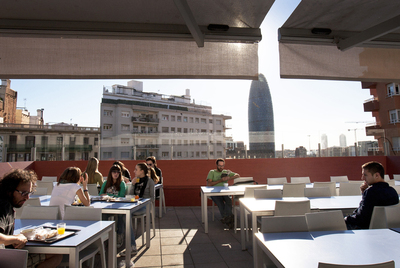 Terraza del albergue Urbany con vistas a la torre Agbar.