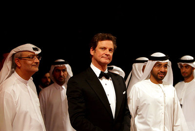El actor británico Colin Firth (en el centro), protagonista de  El discurso del rey,  en la ceremonia de apertura del último festival de cine de Dubái.