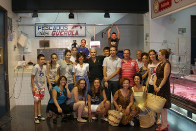 Integrantes de la banda de música del Ateneu Musical de Cocentaina, con los músicos-actores y el equipo técnico, en uno de los escenarios.