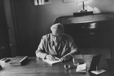 El escritor Boris Pasternak, autor de la novela  El doctor Zhivago,  en su casa de los alrededores de Moscú en 1958.