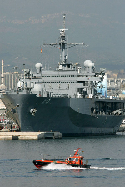 El buque  Mount Whitney,  fondeado en Tarragona en octubre pasado.