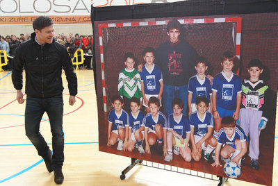 Xabi Alonso mira la foto del equipo en el que jugó cuando participó en el torneo Shanti de Tolosa. El hoy centrocampista del Real Madrid es el niño que está agachado a la derecha sujetando el balón.rn se representa en Leioa.