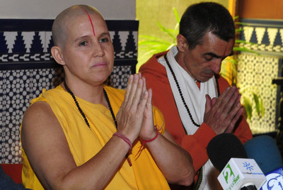 Tara Shakti Chaitanya (izquierda) y Shiva Shankara Dharma, dos de los líderes de la comunidad granadina acusada de asociación ilícita.