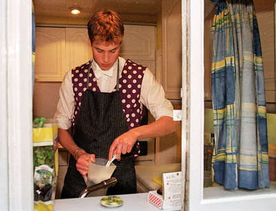 Guillermo de Inglaterra cocinando en sus tiempos de estudiante.