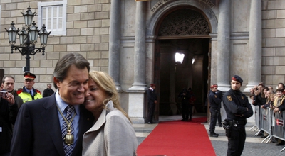 FOTOGALERIA: Artur Mas y su esposa, Helena Rakosnik, a la salida del Palau de la Generalitat