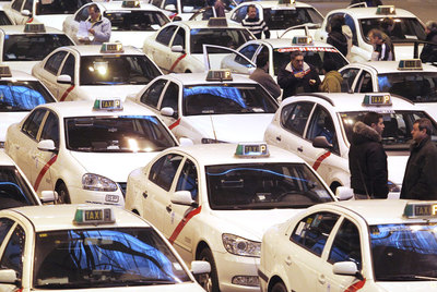 Coches en 'boxes' para poner los taxímetros a punto
