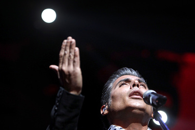 Antonio Álvarez Vélez,  Pitingo,  durante la presentación del disco  Olé y amén. 