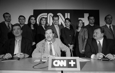 En primera fila, los periodistas Antonio San José y Francisco Basterra, y el responsable de CNN en España, Rolando Santos, en 1999. Detrás (de izquierda a derecha), José María Calleja, Rafael Lechner, Marta Fernández, Letizia Ortiz, Álvaro Moreno de la Santa, Nuria Díaz, Inma Aguilar, Roger Persiva e Hilario Pino.