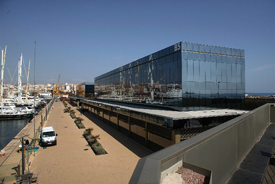 Dos de los edificios que el TSJC exige derribar en el puerto  de Tarragona.
