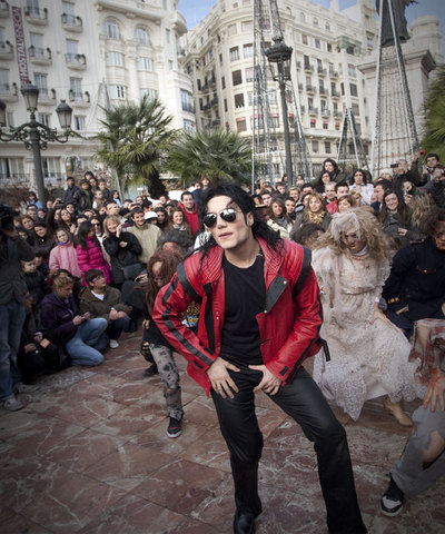Intérpretes de  Forever, King of Pop  en la plaza del Ayuntamiento de Valencia.