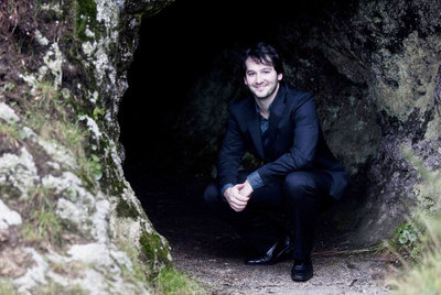 El neurólogo Juan Manuel Pías Peleteiro, ante la boca de la cueva que según la tradición habitaba el dragón del Pico Sacro.rnóscar corral