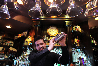 El barman Carlos Moreno prepara un combinado en O'Clock.