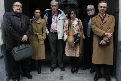 Víctor Domingo (izquierda) y Julio Alonso (derecha) con varios asistentes a la reunión.