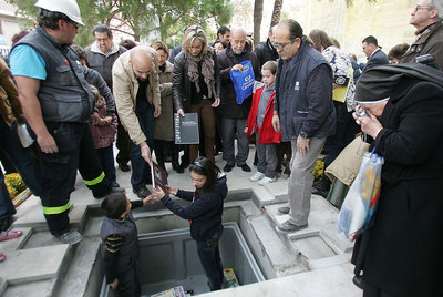 La alcaldesa de Alicante, Sonia Castedo, entierra el arca del tiempo en los jardines del complejo cultural de Las Cigarreras.